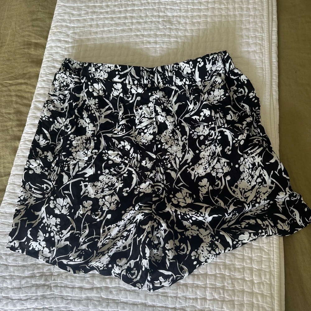 NEW! Women’s Black and White Floral Summer Spring Buisness Work Vacation Shorts